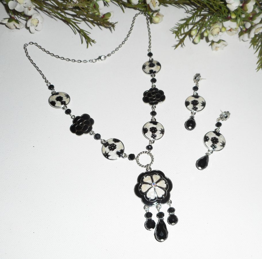 Collier en émail noir et blanc avec perles en cristal