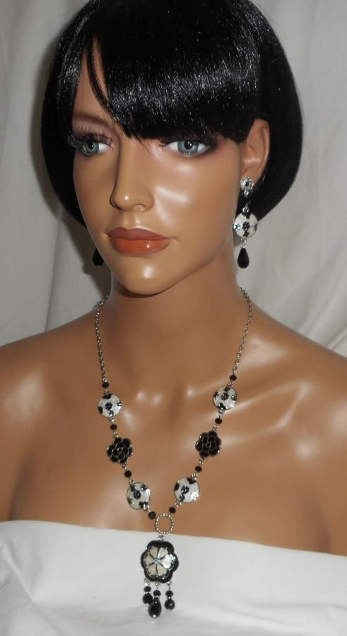 Collier en émail noir et blanc avec perles en cristal