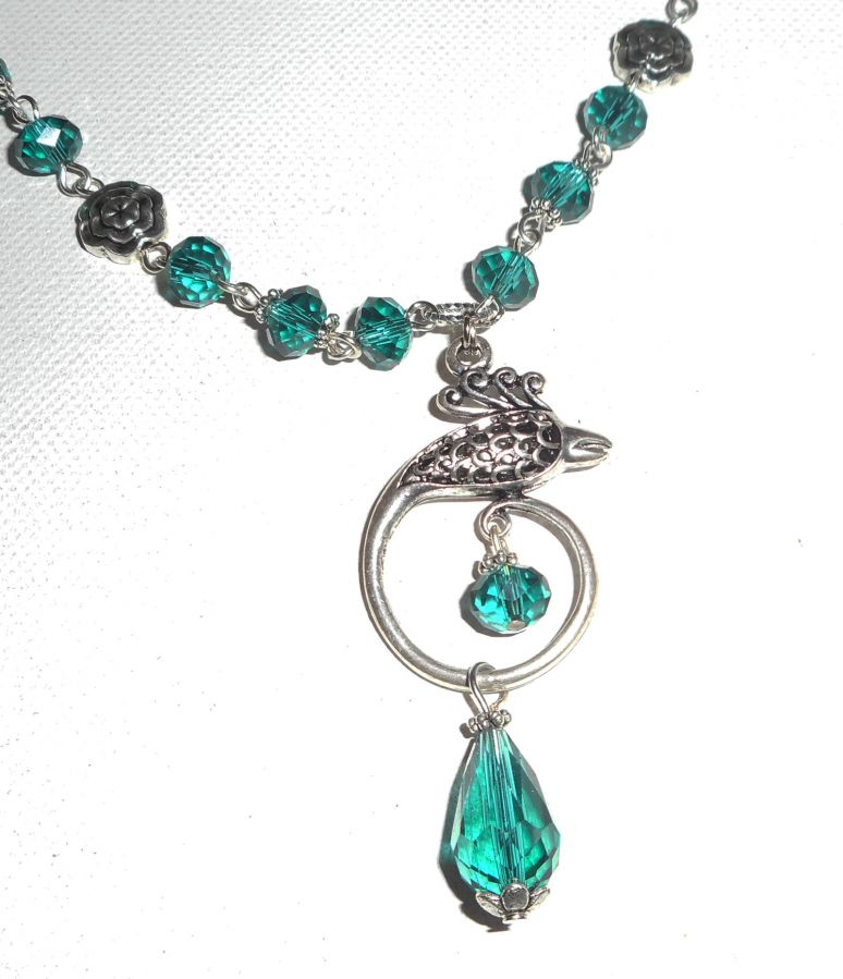 Collier paon serti de cristal vert sur chaine argent