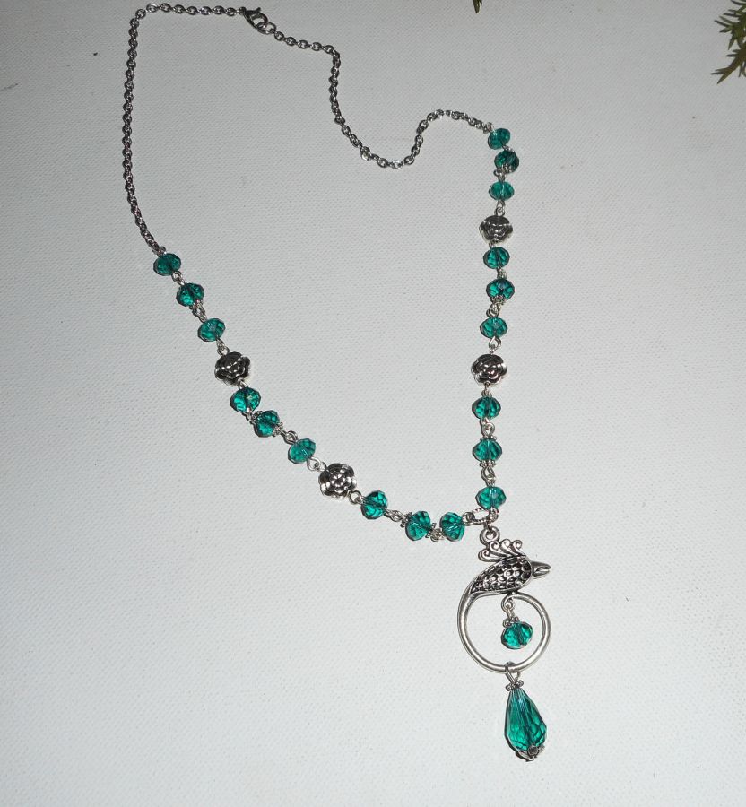 Collier paon serti de cristal vert sur chaine argent