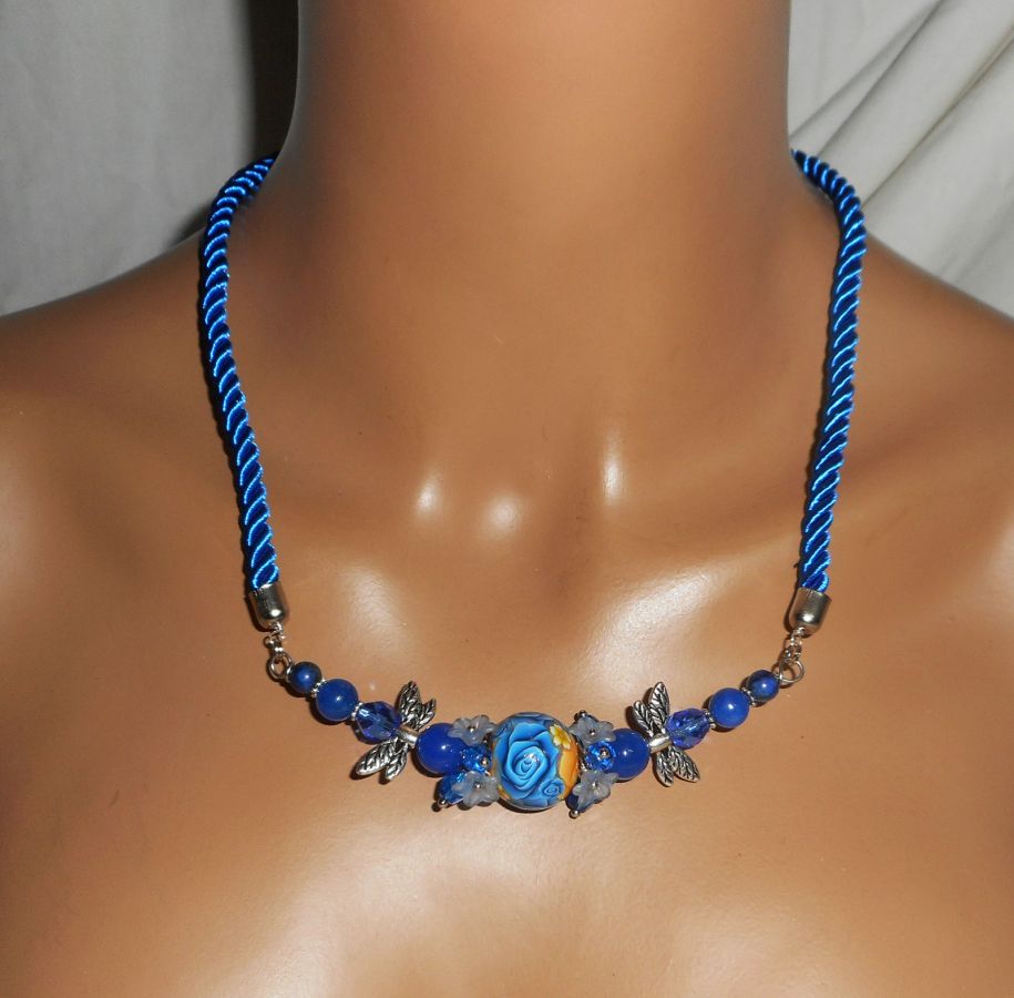 Collier perle fleurie bleu foncé avec perles en cristal sur cordon