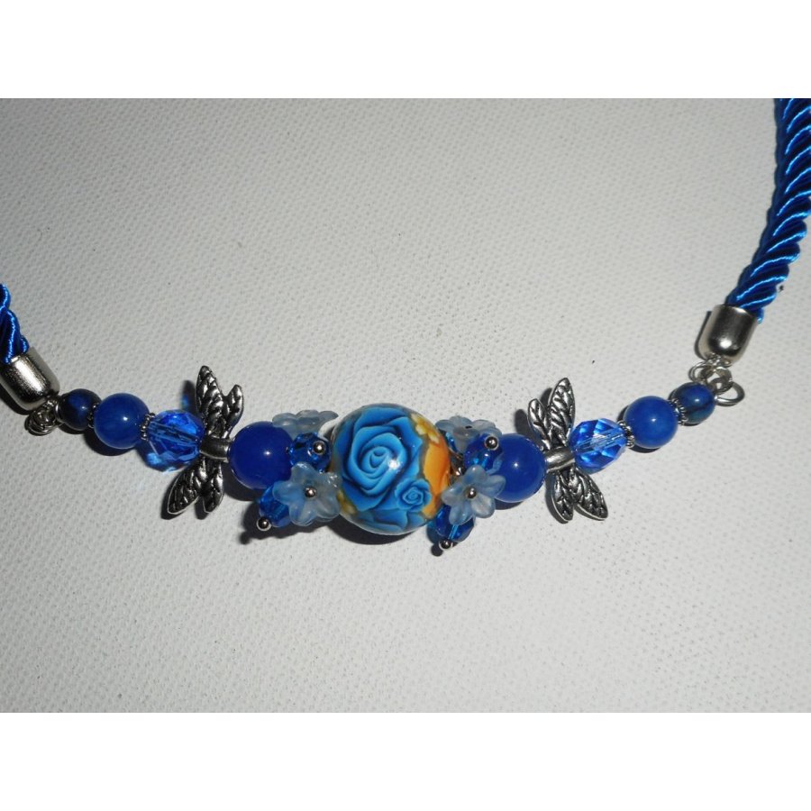 Collier perle fleurie bleu foncé avec perles en cristal sur cordon