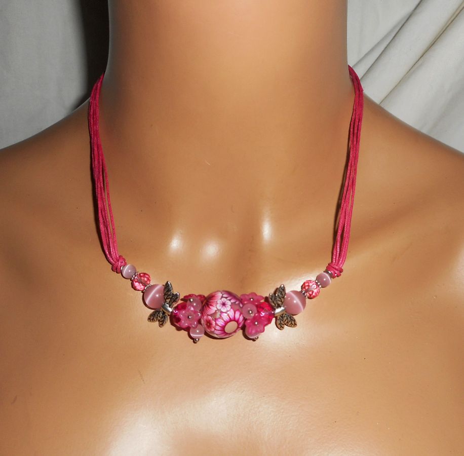 Collier perle fleurie rose avec perles en cristal sur cordon rose