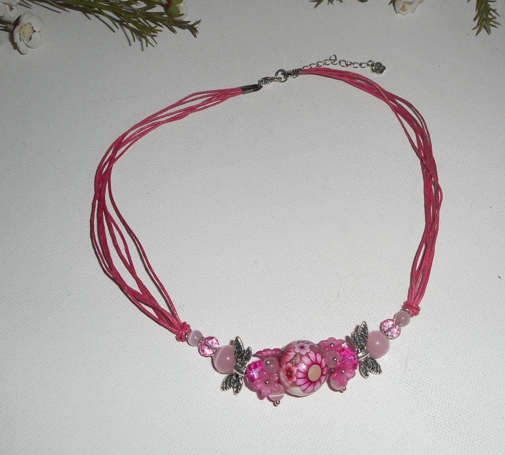 Collier perle fleurie rose avec perles en cristal sur cordon rose