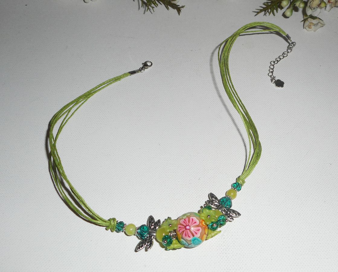 Collier perle fleurie verte avec perles en cristal sur cordon assorti