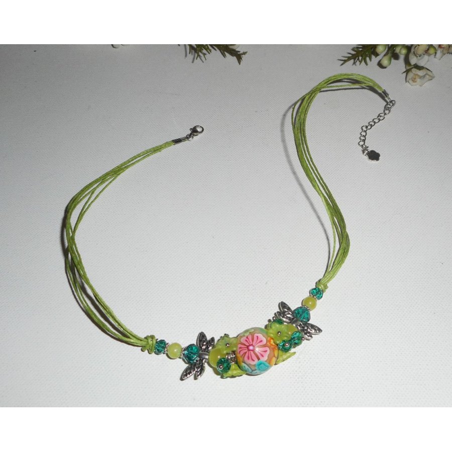 Collier perle fleurie verte avec perles en cristal sur cordon assorti