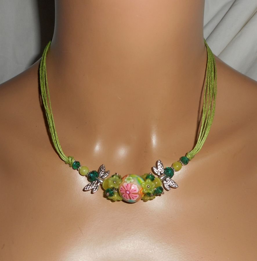 Collier perle fleurie verte avec perles en cristal sur cordon assorti