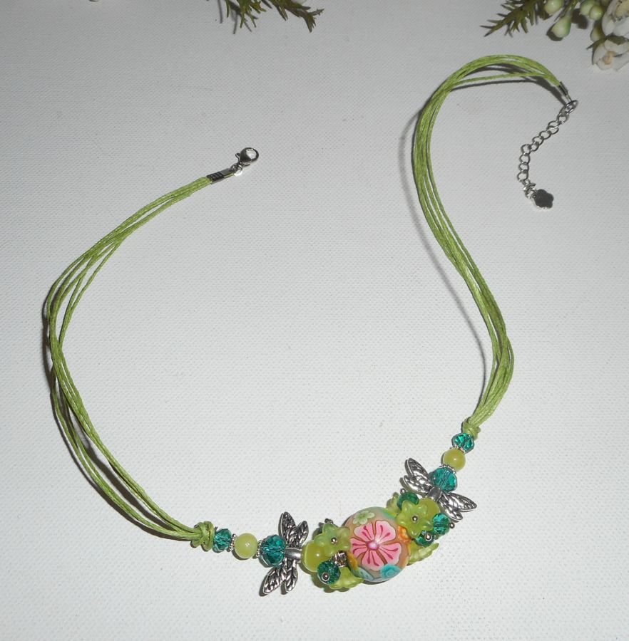 Collier perle fleurie verte avec perles en cristal sur cordon assorti