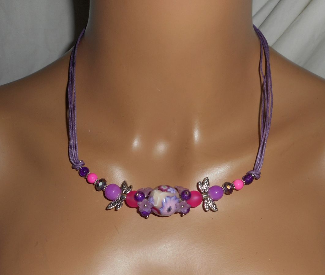 Collier perle fleurie violet avec perles en cristal sur cordon assorti