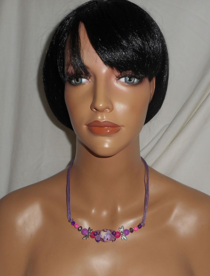 Collier perle fleurie violet avec perles en cristal sur cordon assorti