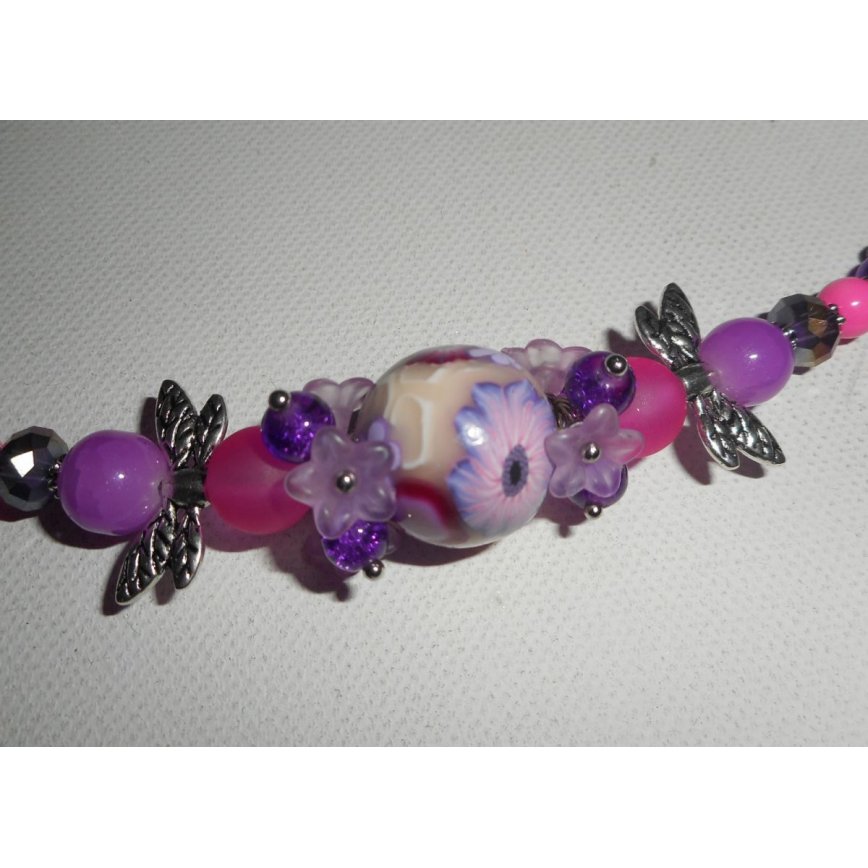 Collier perle fleurie violet avec perles en cristal sur cordon assorti