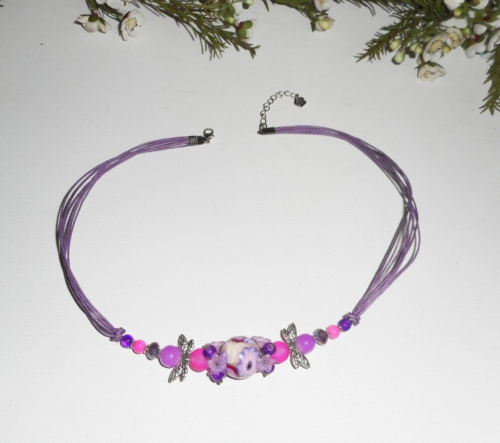 Collier perle fleurie violet avec perles en cristal sur cordon assorti