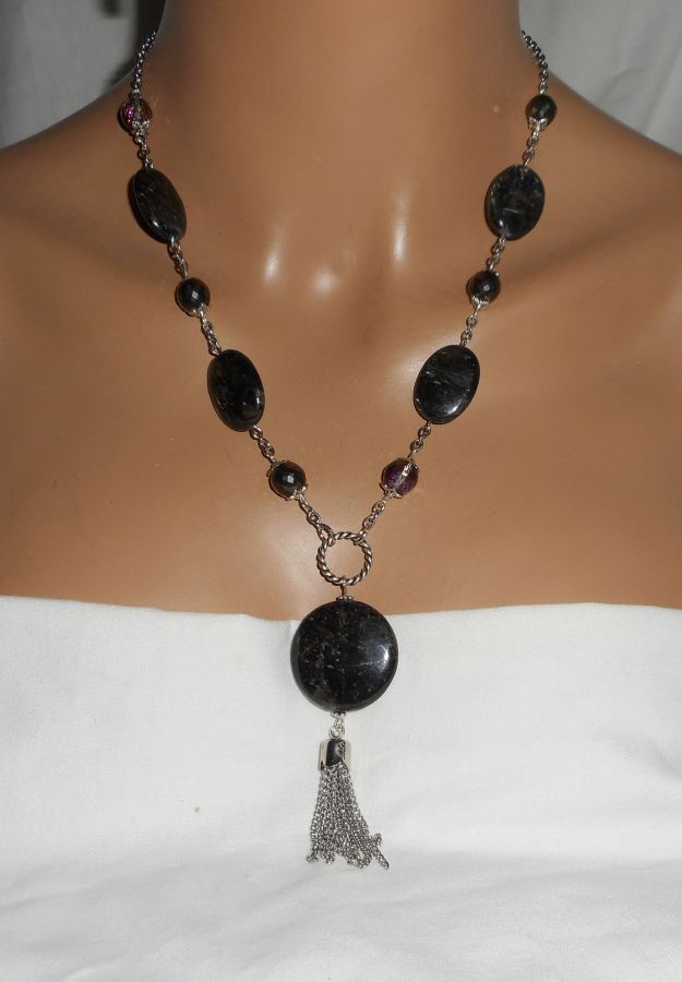 Collier en pierres d'astrophilite avec perles en cristal et pompon en métal argent