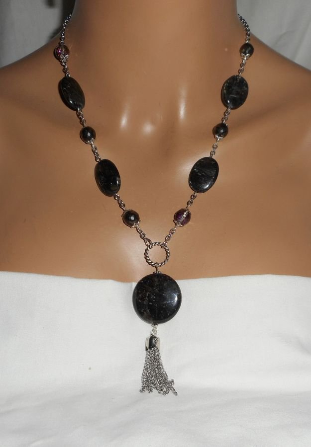 Collier en pierres d'astrophilite avec perles en cristal et pompon en métal argent