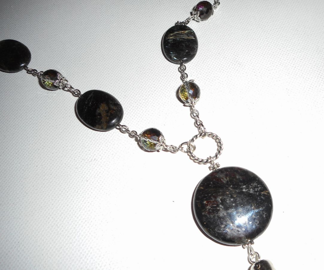 Collier en pierres d'astrophilite avec perles en cristal et pompon en métal argent