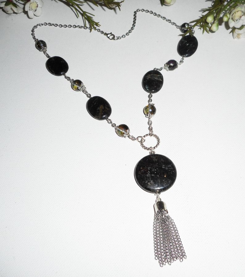 Collier en pierres d'astrophilite avec perles en cristal et pompon en métal argent