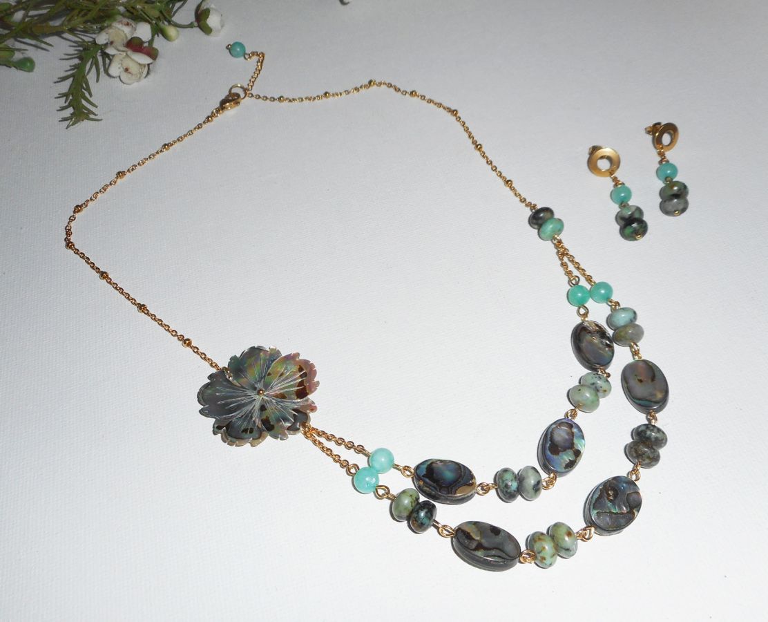 Parure Collier pierres de jaspe verte avec  fleurs et palets d'abalone double rangs