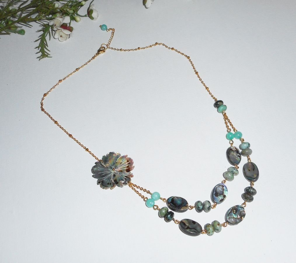 Collier pierres de jaspe verte avec  fleurs et palets d'abalone double rangs