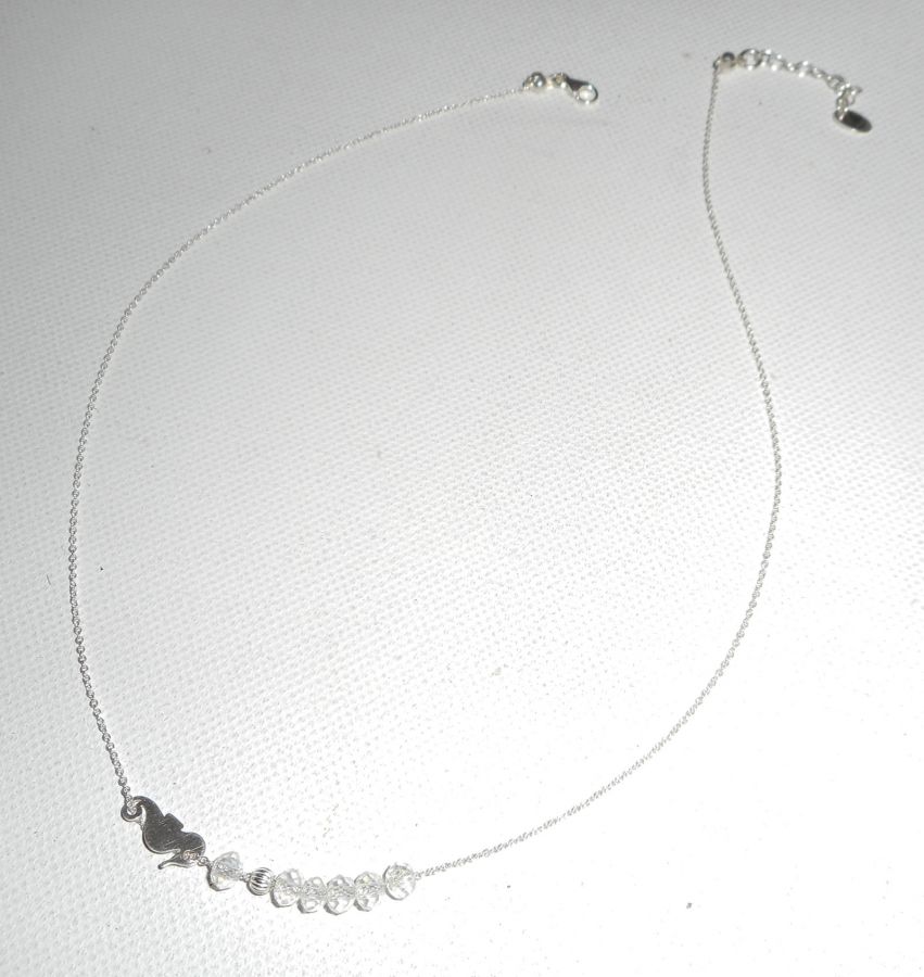 Collier ras de cou en argent 925 avec petit hippocampe et perles en cristal