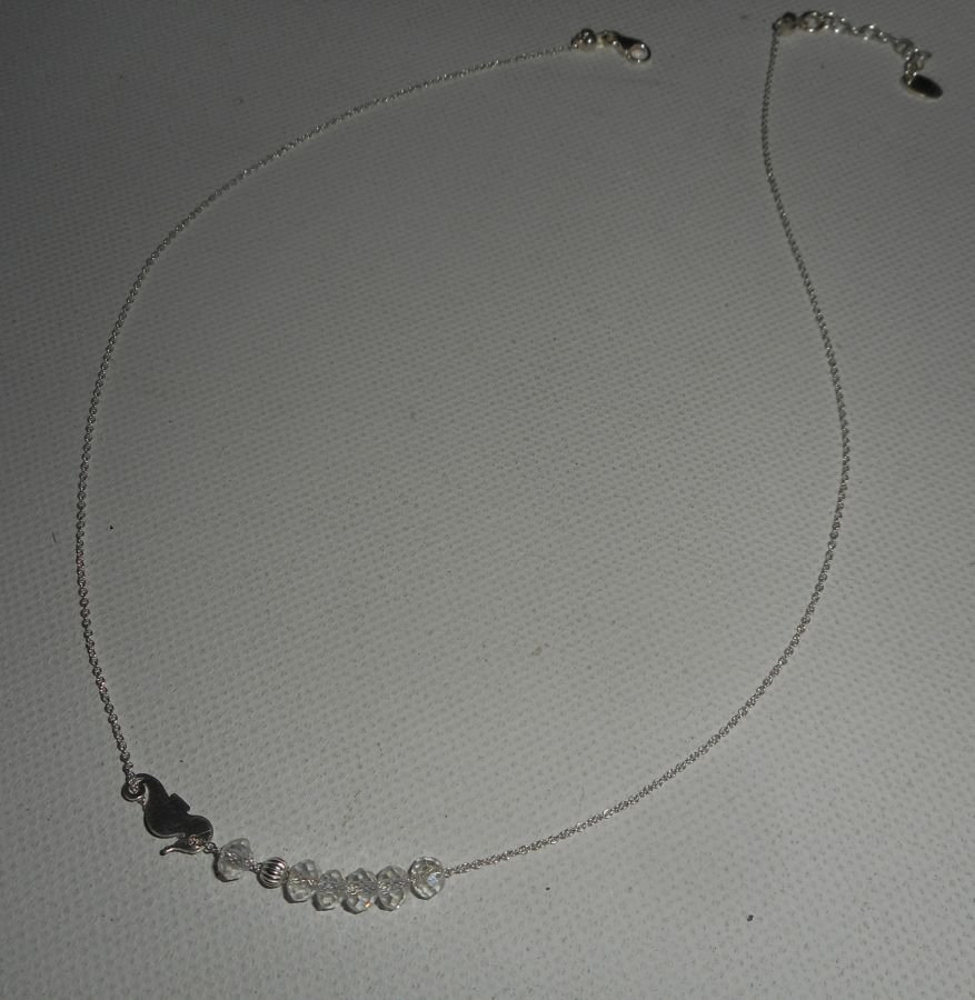 Collier ras de cou en argent 925 avec petit hippocampe et perles en cristal