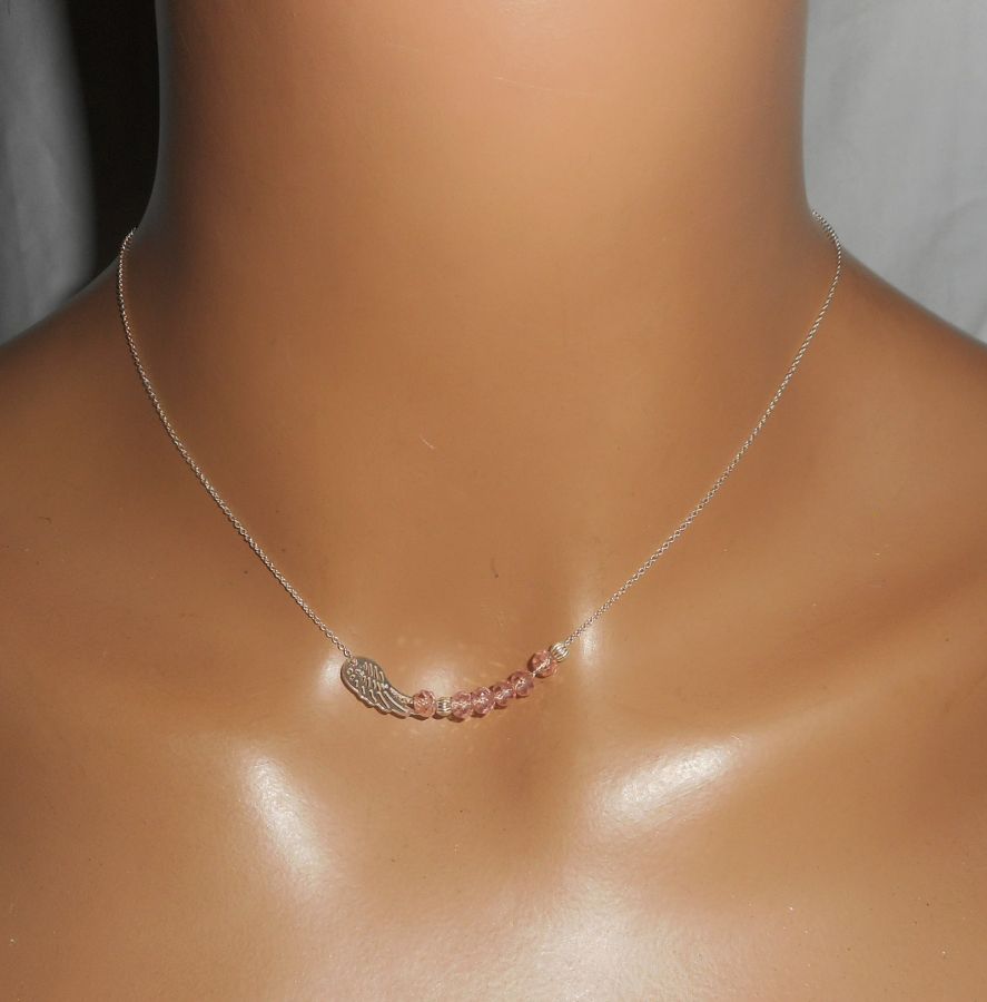 Collier ras de cou en argent 925 avec petite aile et perles en cristal rose