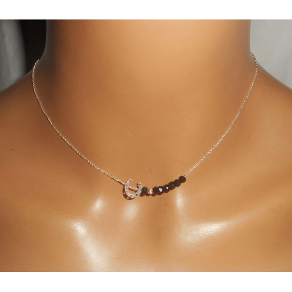 Collier ras de cou en argent 925 avec petit fer à cheval et perles en cristal noir