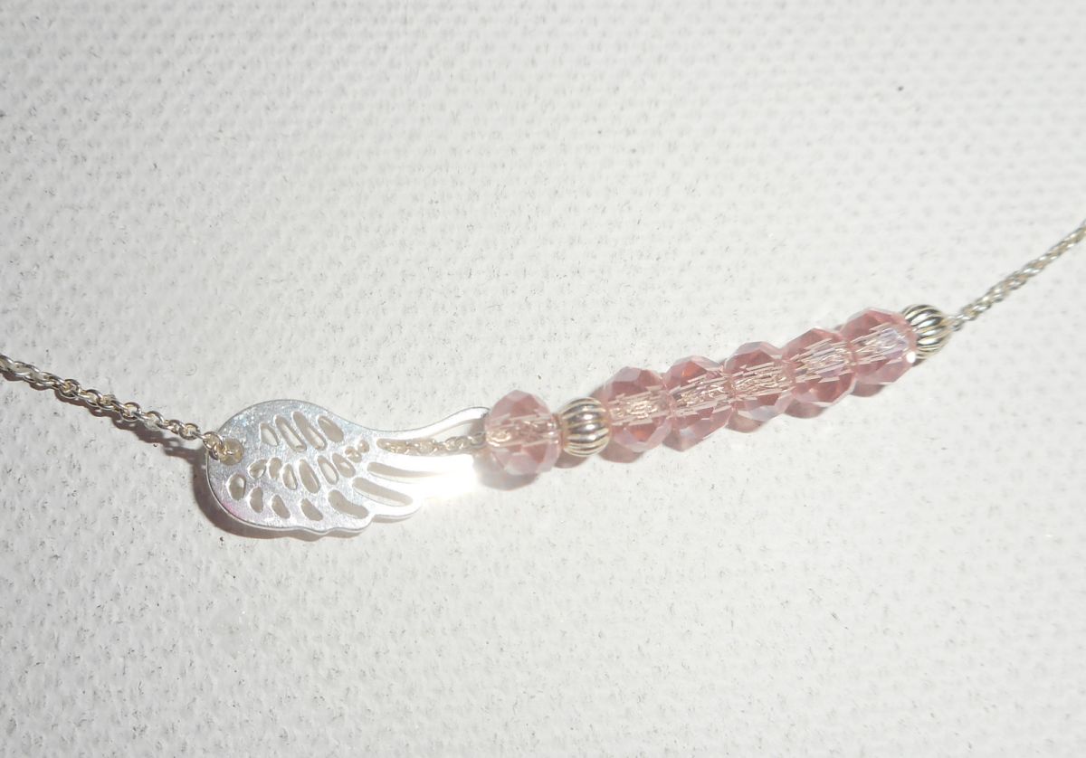 Collier ras de cou en argent 925 avec petite aile et perles en cristal rose