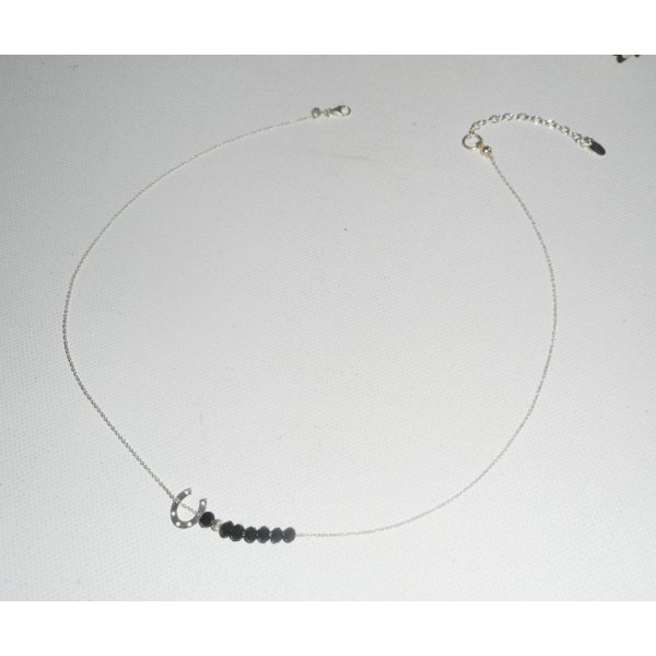 Collier ras de cou en argent 925 avec petit fer à cheval et perles en cristal noir