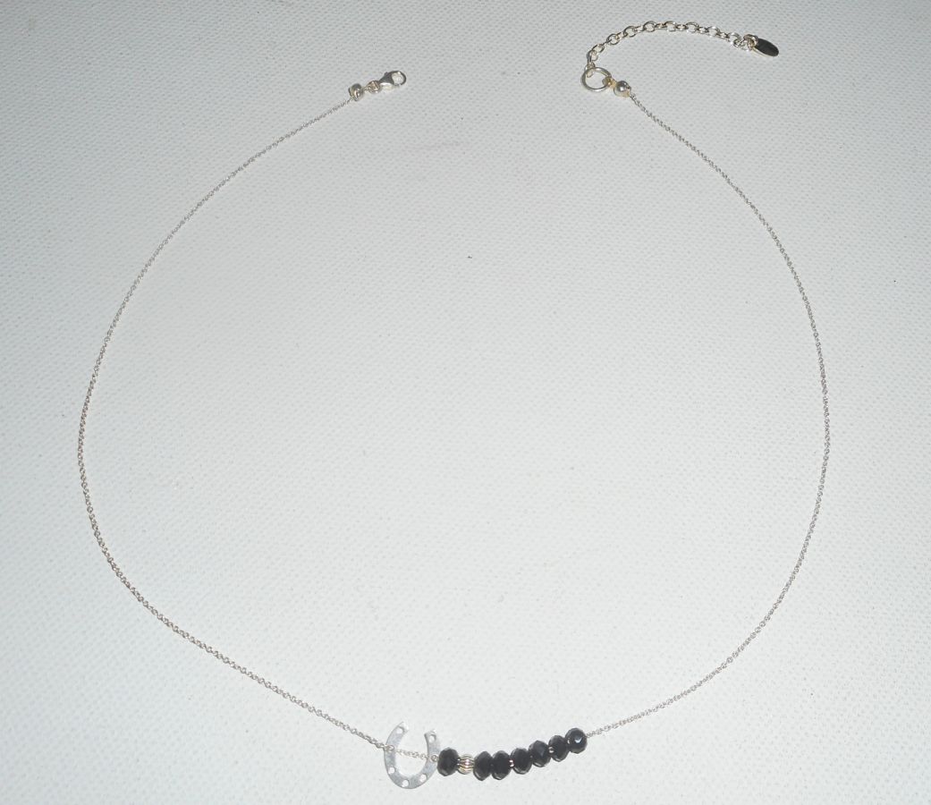 Collier ras de cou en argent 925 avec petit fer à cheval et perles en cristal noir