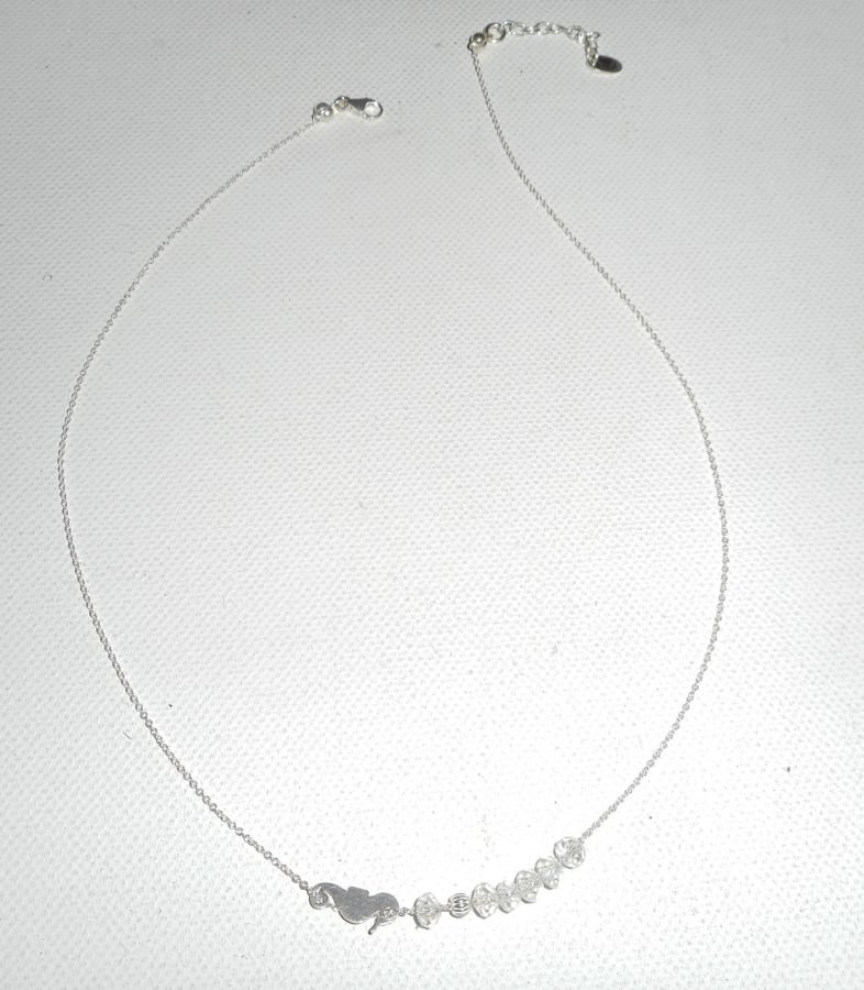 Collier ras de cou en argent 925 avec petit hippocampe et perles en cristal