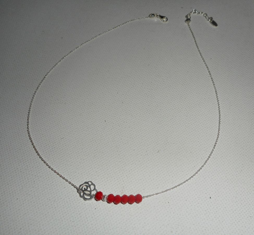 Collier ras de cou en argent 925 avec rose en filigrane et  perles en cristal rouge