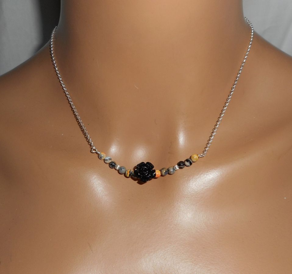 Collier rose sculptée en gorgone noire avec petites agates sur chaine argent 925