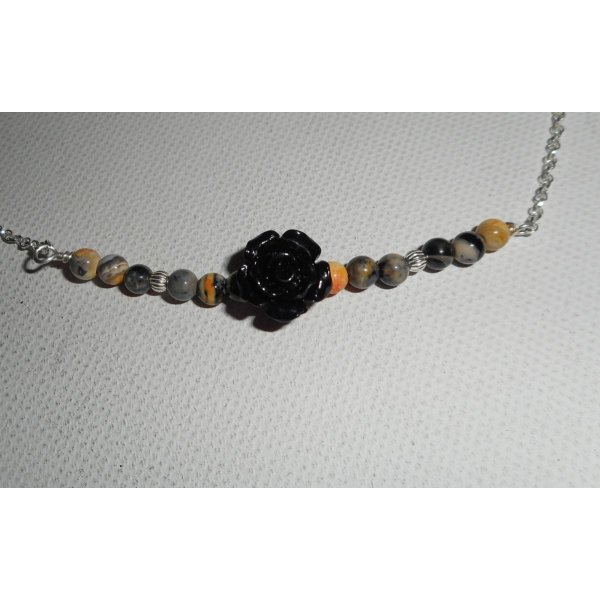 Collier rose sculptée en gorgone noire avec petites agates sur chaine argent 925