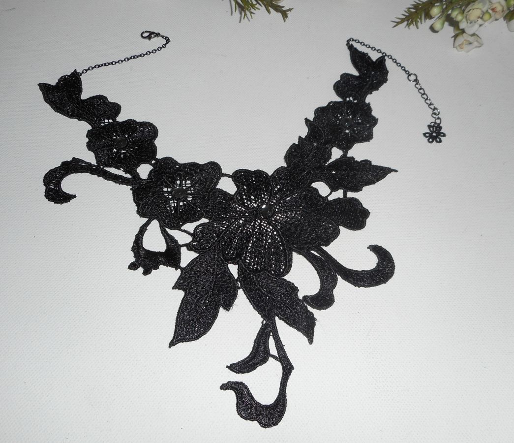 Collier de soirée ras de cou en dentelle arabesque noire avec cristal de Swarovski sur chaine