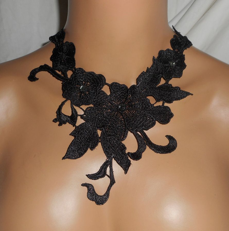 Collier de soirée ras de cou en dentelle arabesque noire avec cristal de Swarovski sur chaine