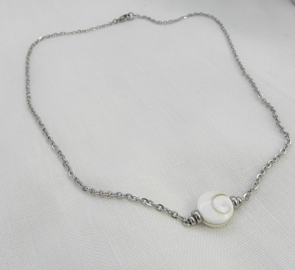 Collier solitaire avec coquillage oeil de Ste Lucie ronde et perles en acier inoxydable