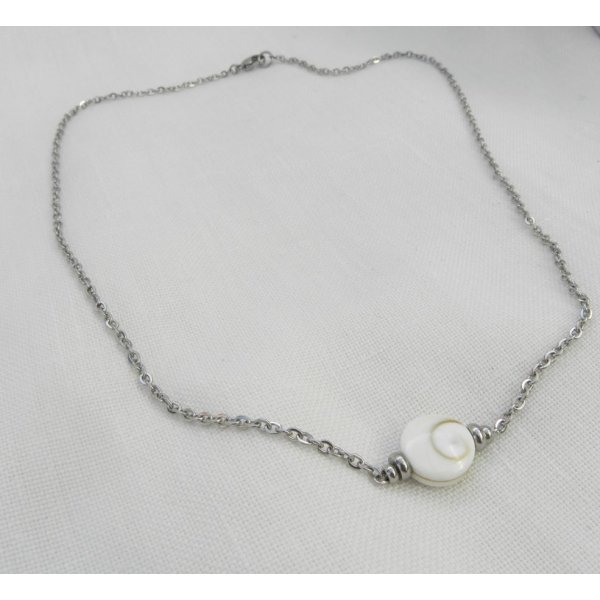 Collier solitaire avec coquillage oeil de Ste Lucie ronde et perles en acier inoxydable