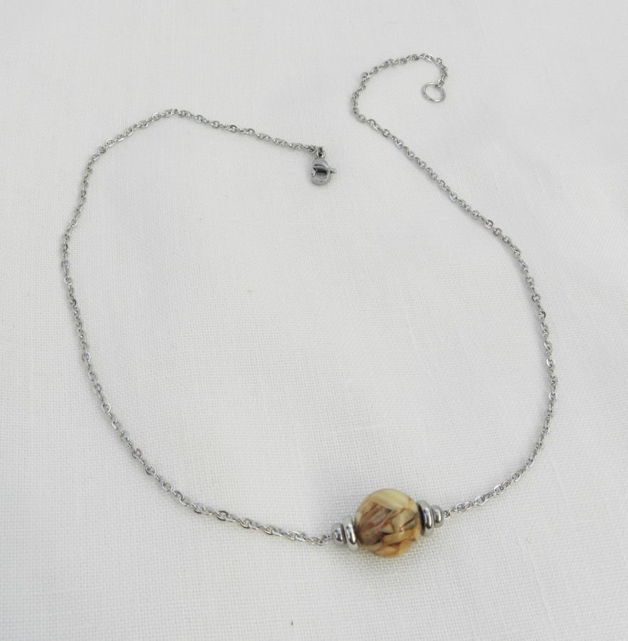 Collier solitaire avec perle en nacre marron et perles en acier inoxydable