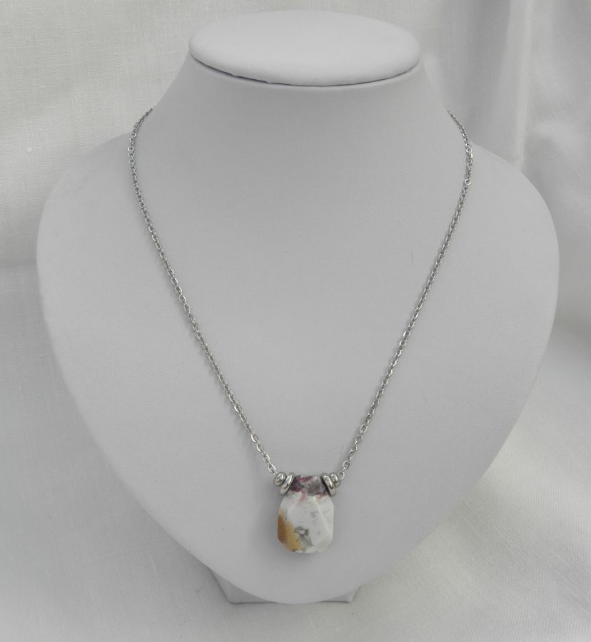Collier solitaire avec pierre en agate crazy et perles en acier inoxydable