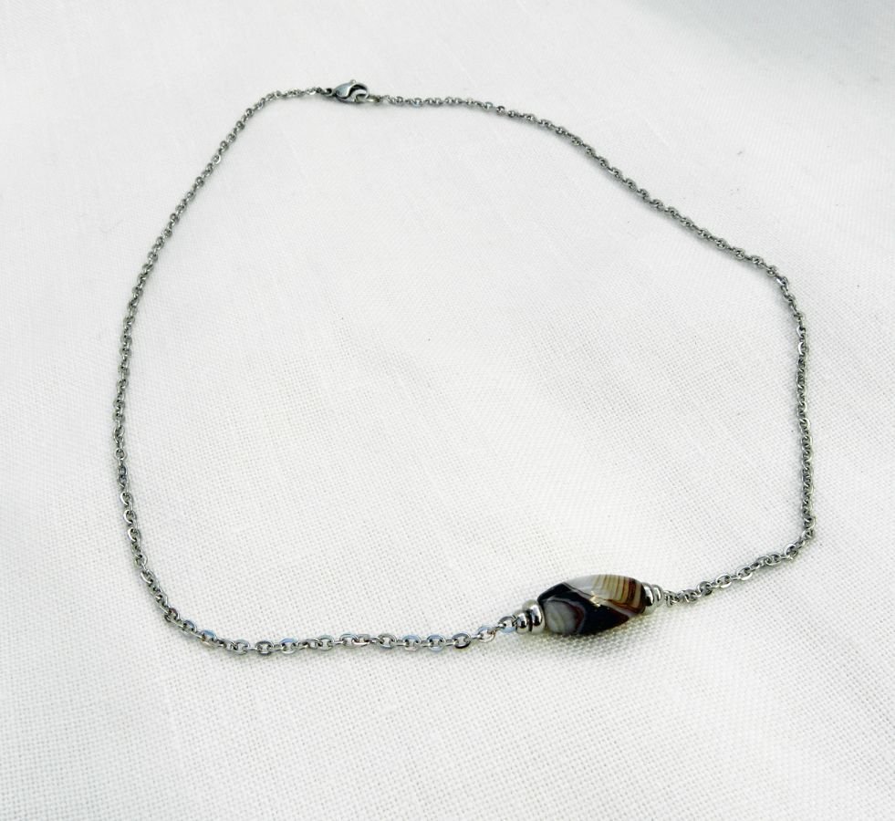 Collier solitaire avec pierre en agate tube et perles en acier inoxydable