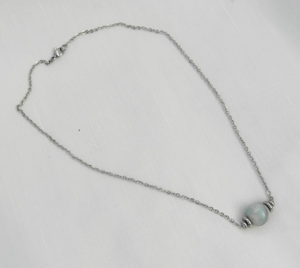 Collier solitaire avec pierre en agate verte et perles en acier inoxydable
