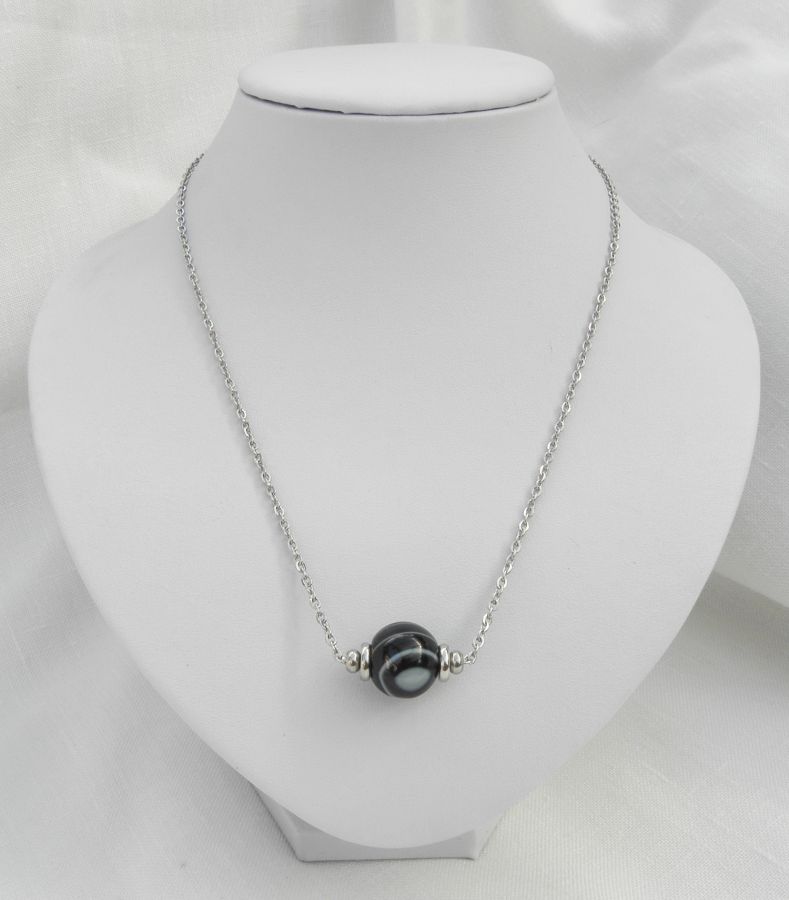 Collier solitaire avec pierre en agate noire marbrée et perles en acier inoxydable