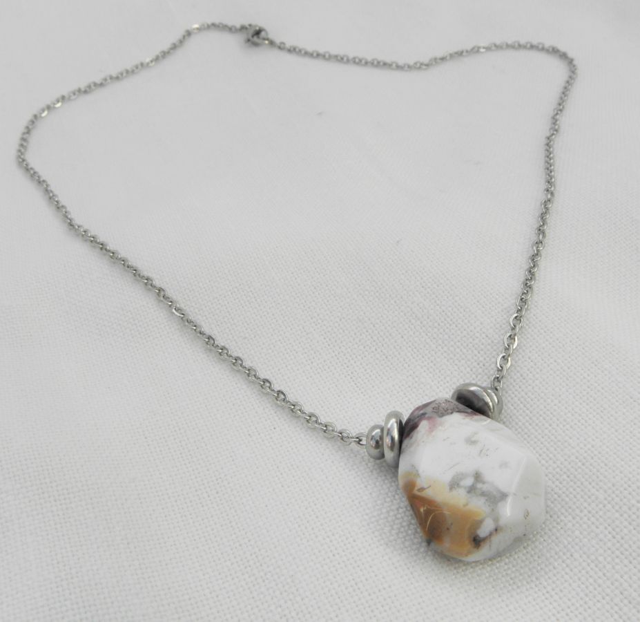 Collier solitaire avec pierre en agate crazy et perles en acier inoxydable