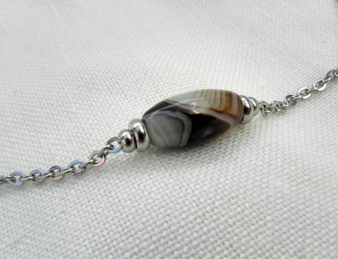 Collier solitaire avec pierre en agate tube et perles en acier inoxydable