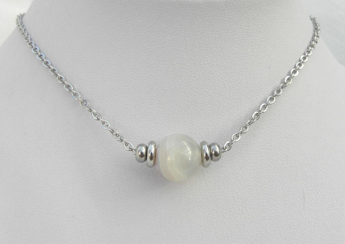 Collier solitaire avec pierre en agate grise et perles en acier inoxydable
