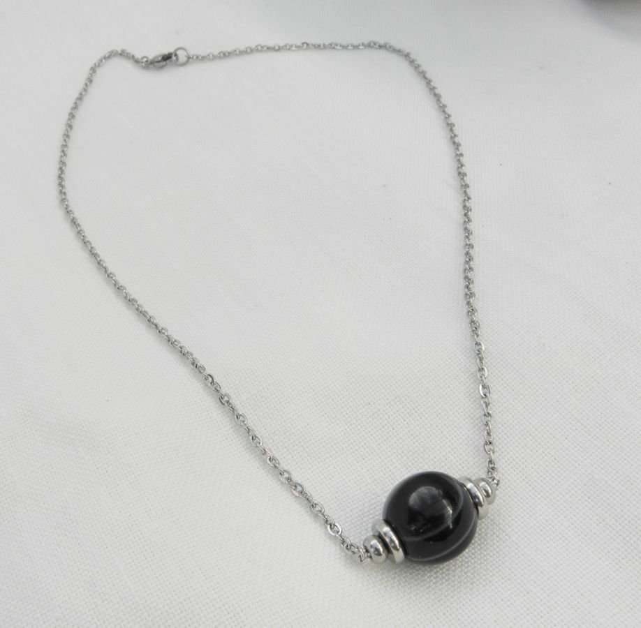 Collier solitaire avec pierre en agate noire marbrée et perles en acier inoxydable