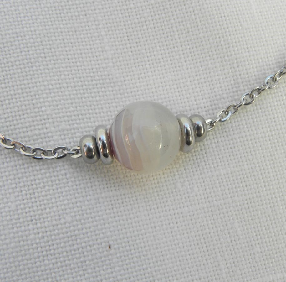 Collier solitaire avec pierre en agate grise et perles en acier inoxydable