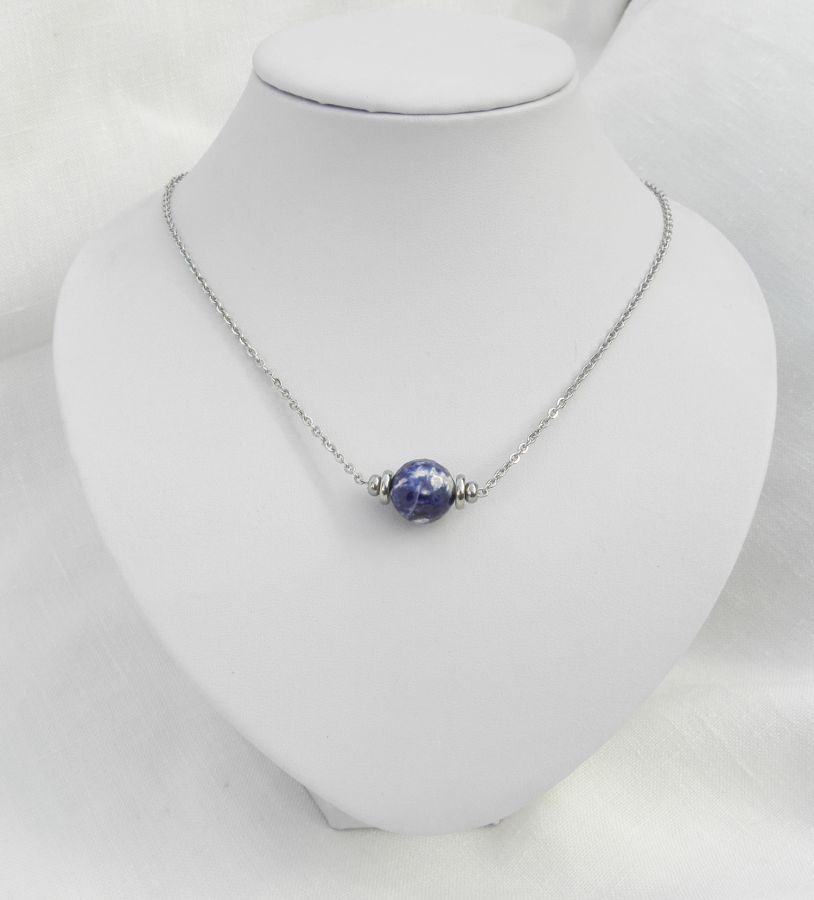 Collier solitaire avec pierre bleu en sodalite ronde et perles en acier inoxydable