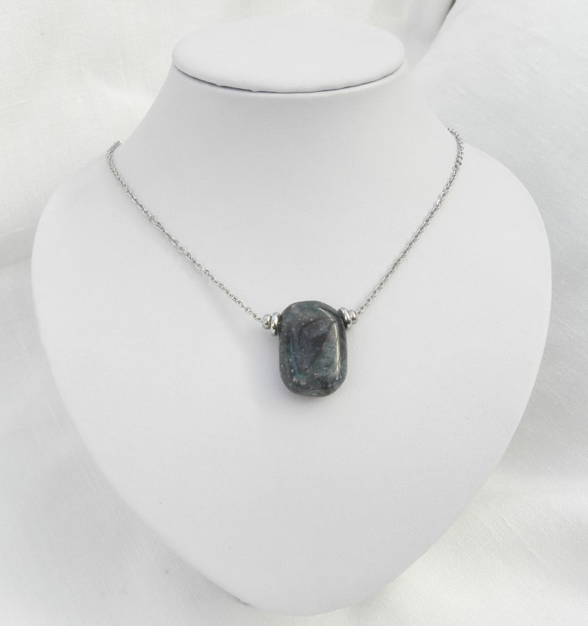 Collier solitaire avec pierre bleu en sodalite rectangle et perles en acier inoxydable