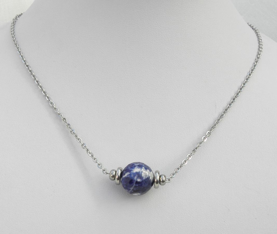 Collier solitaire avec pierre bleu en sodalite ronde et perles en acier inoxydable